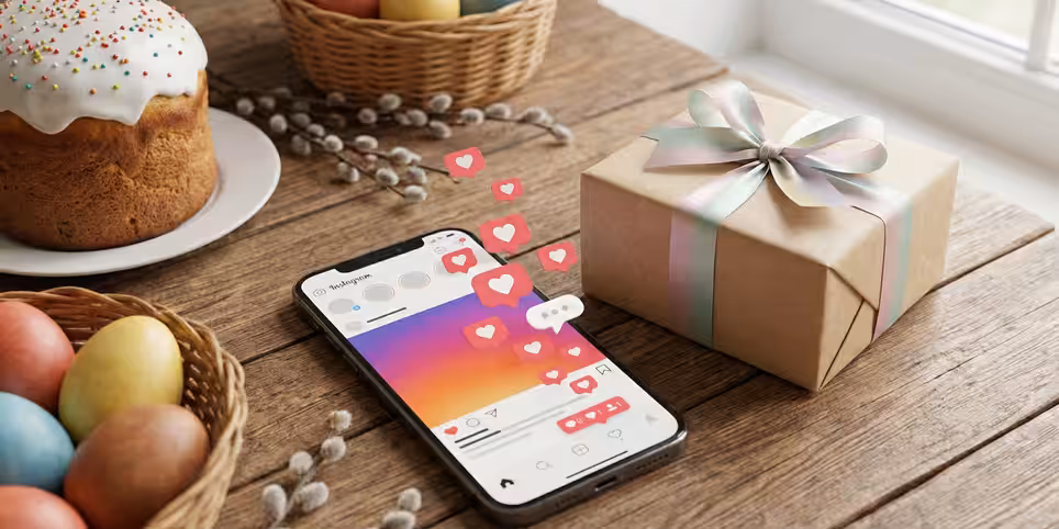 Святкова композиція з великоднім декором, паскою та смартфоном з відкритим додатком Instagram, що ілюструє проведення тематичного розіграшу